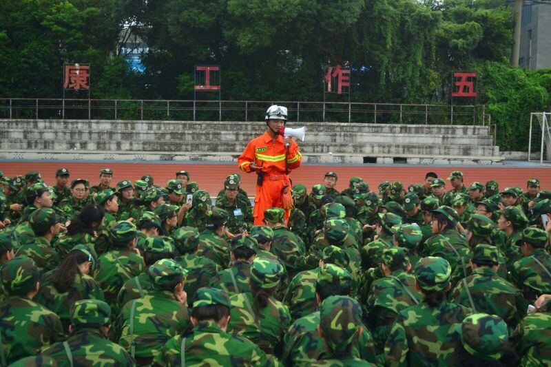 现场讲授消防安全知识